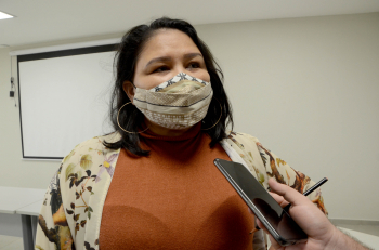 Foto: A servidora do setor de Recursos Humanos da Seduc, Kelly Lucia Neves, conta que a palestra serviu para esclarecer e identificar relacionamentos abusivos. | Fotógrafo: Rai Pontes